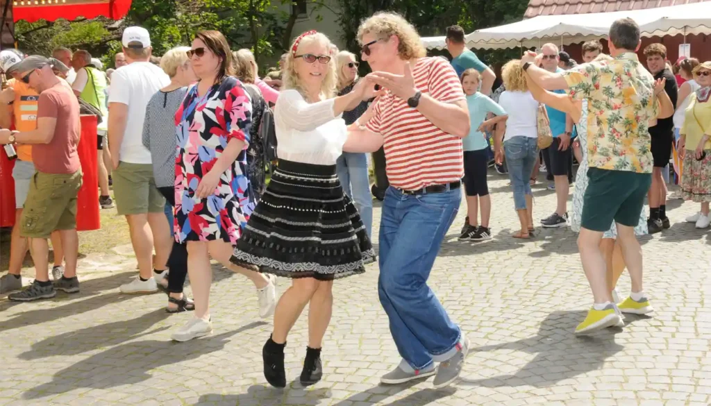 Maifest tanz in den main